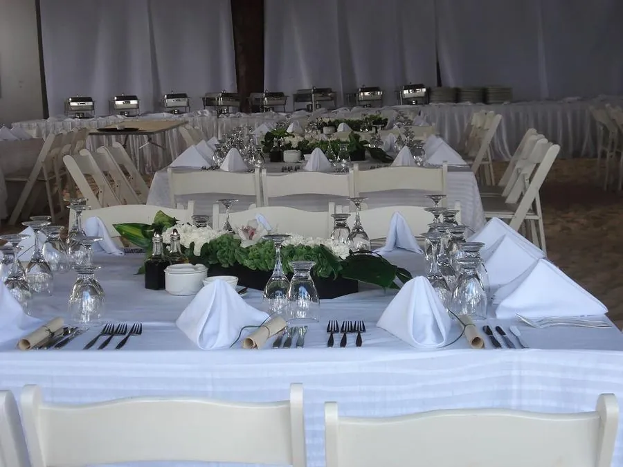 Mesas imperiales blancas con sillas plegables