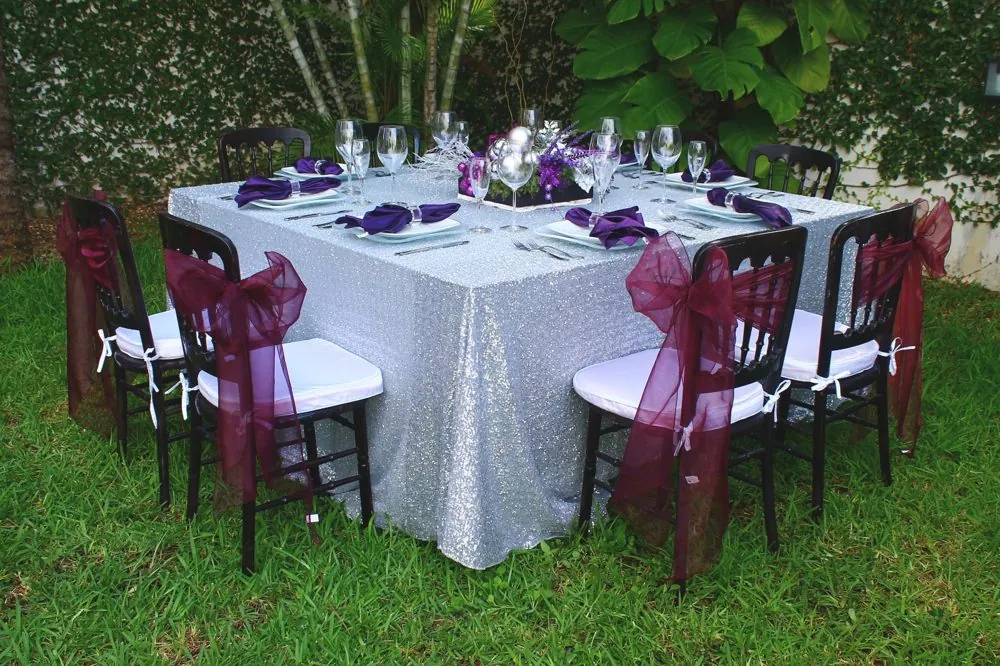 Mantel plateado de lentejuela con servilletas moradas
